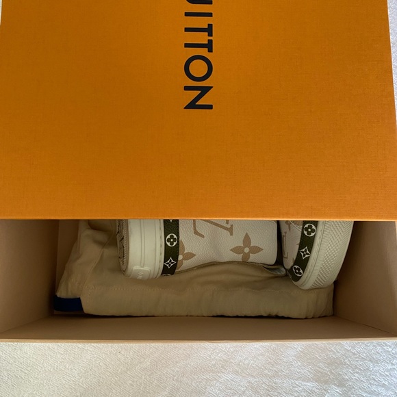 Louis Vuitton - Picture 5 of 12